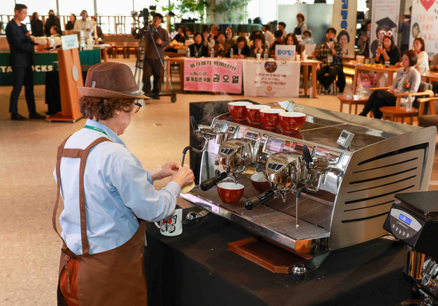 "나이는 숫자에 불과"…스타벅스, 시니어 바리스타 라떼아트 챔피언 선발