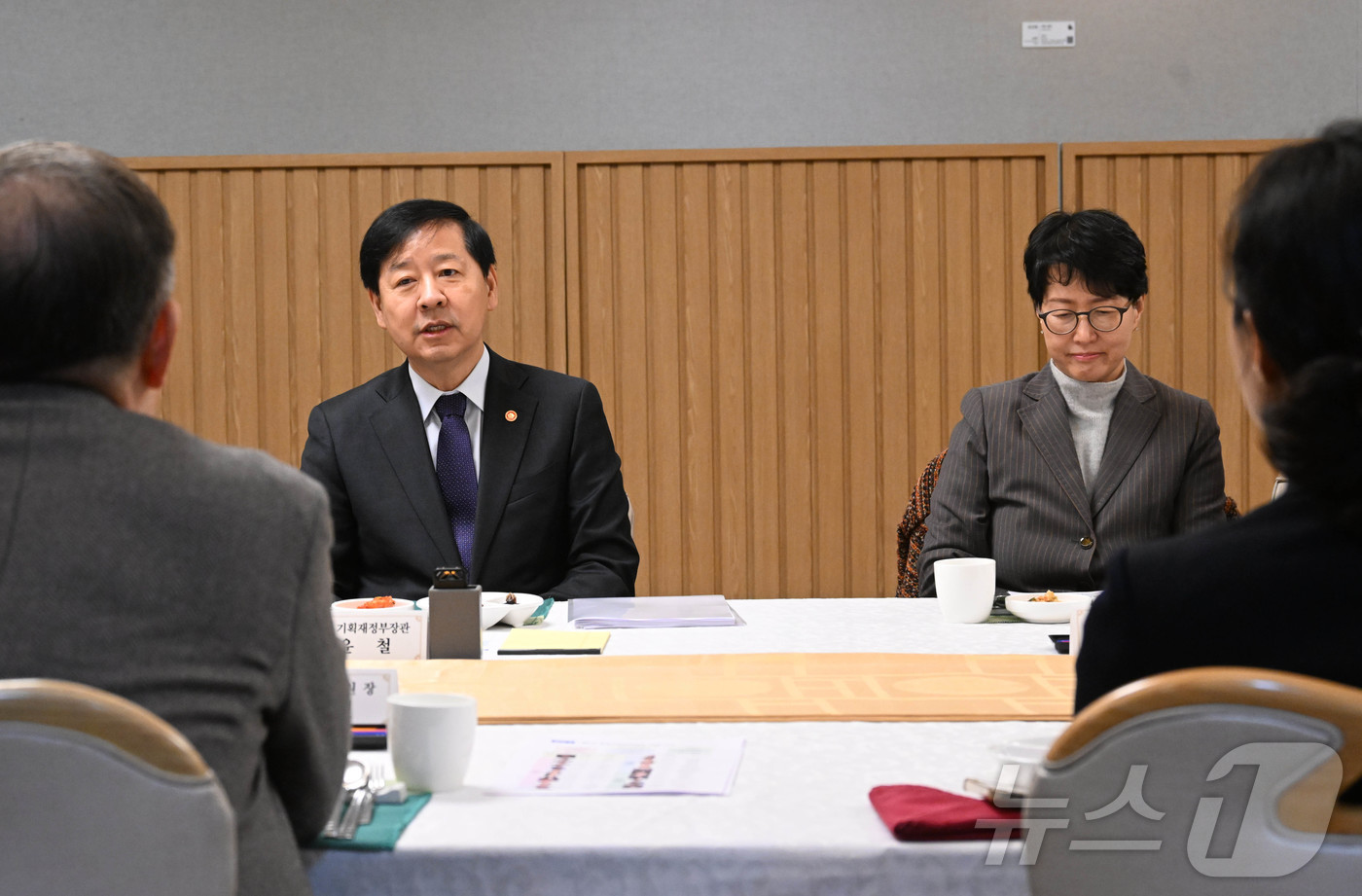 (서울=뉴스1) = 구윤철 부총리 겸 기획재정부 장관이 14일 오전 서울 종로구 정부서울청사에서 열린 '제7기 중장기전략위원회 출범식'에서 참석자들과 대화를 나누고 있다. (기획재 …