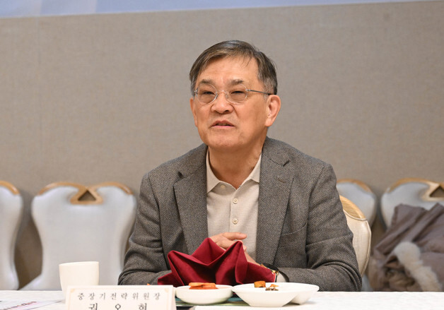 권오현 "기업투자가 청년일자리 문제 완화할 수 있어…환경 개선해야"