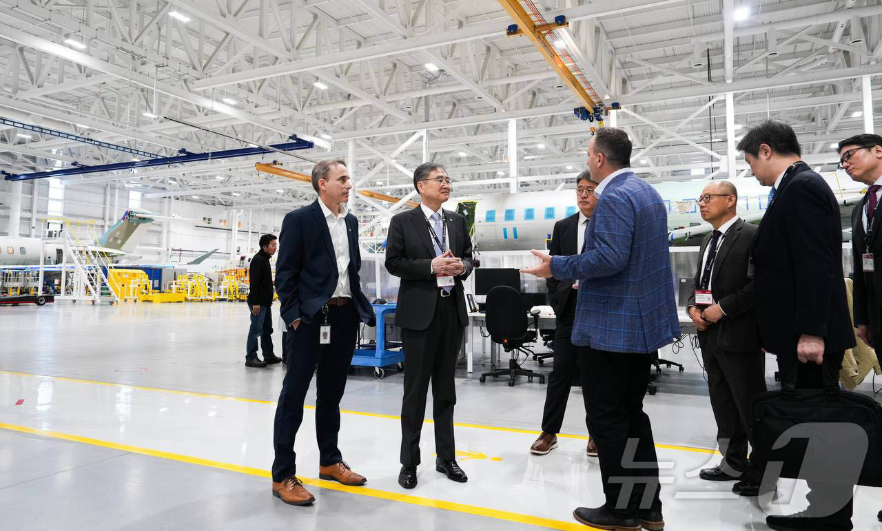 (서울=뉴스1) = 외교부는 G7외교장관회의 참석차 캐나다를 방문 중인 조현 외교부 장관이 지난 13일(현지시각) 오전 토론토 피어슨 국제공항 인근에 위치한 캐나다 봄바르디어사(社 …