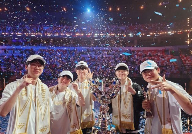 SKT, T1 롤드컵 3연속 우승 기념 팬 감사 이벤트