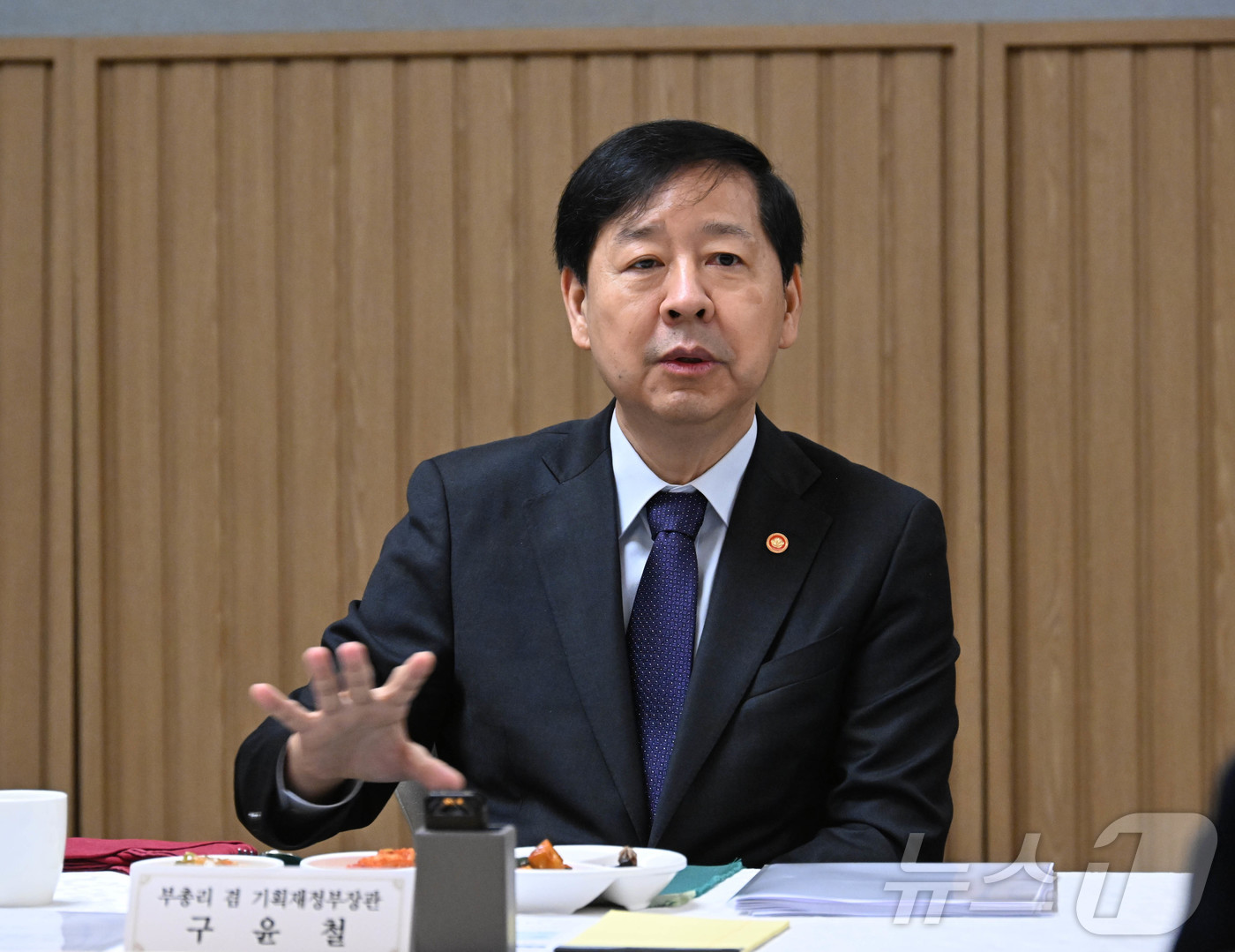 (서울=뉴스1) = 구윤철 부총리 겸 기획재정부 장관이 14일 오전 서울 종로구 정부서울청사에서 열린 '제7기 중장기전략위원회 출범식'에서 참석자들과 대화를 나누고 있다. (기획재 …