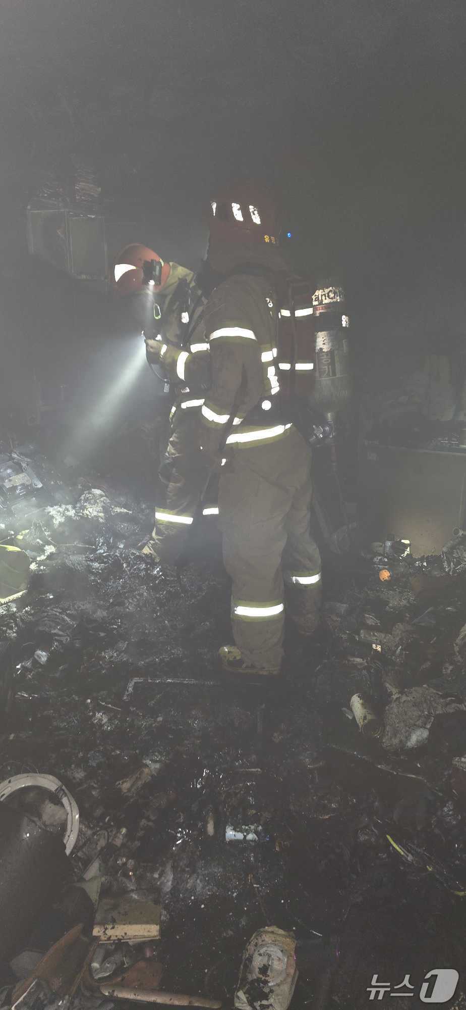 본문 이미지 - 지난 13일 오후 강원 춘천 주택화재 현장.&#40;강원도소방본부 제공, 재판매 및 DB 금지&#41; 2025.11.14/뉴스1