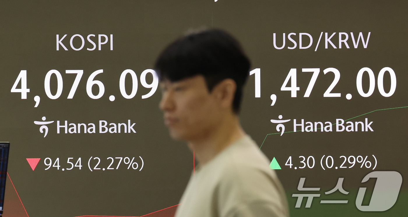 (서울=뉴스1) 장수영 기자 = 14일 오전 서울 중구 하나은행 딜링룸 전광판에 코스피와 원달러 환율 시황이 표시되고 있다.전일 종가 대비 코스피는 108.72p(2.61%) 내린 …