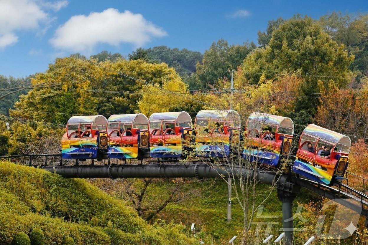 본문 이미지 - 알록달록 무지갯빛 예당호 모노레일을 타고 예당호를 감상할 수 있다.&#40;한국관광공사 제공&#41;