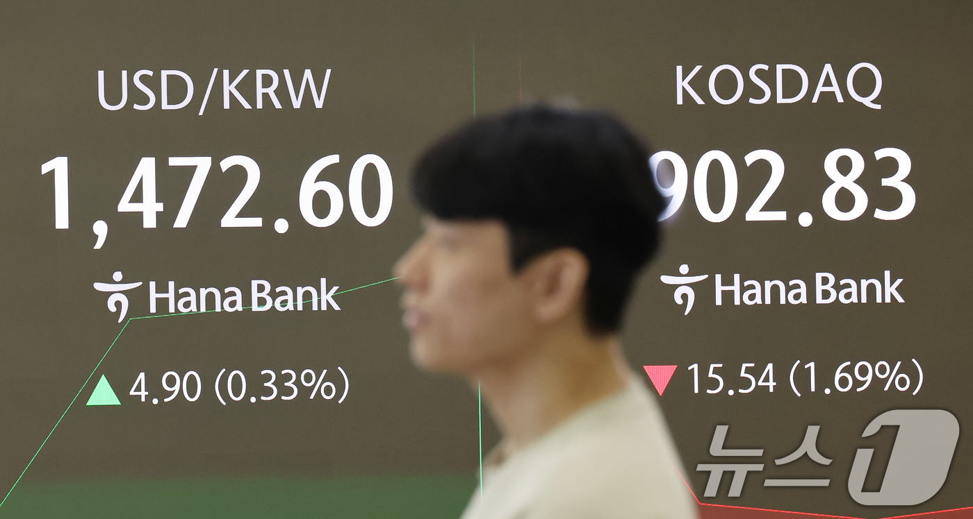 (서울=뉴스1) 장수영 기자 = 14일 오전 서울 중구 하나은행 딜링룸 전광판에 코스닥과 원달러 환율 시황이 표시되고 있다.전일 종가 대비 코스피는 108.72p(2.61%) 내린 …