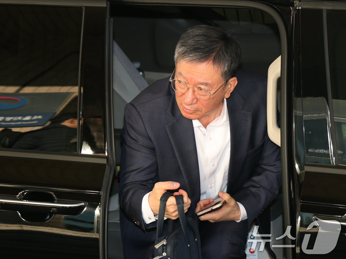 본문 이미지 - 정성호 법무부 장관이 14일 오전 경기 과천시 정부과천청사 법무부로 출근을 하고 있다. 2025.11.14/뉴스1 ⓒ News1 김영운 기자