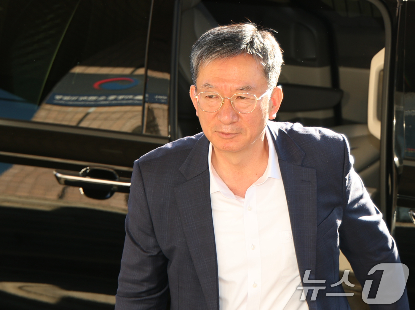 (과천=뉴스1) 김영운 기자 = 정성호 법무부 장관이 14일 오전 경기 과천시 정부과천청사 법무부로 출근을 하고 있다. 2025.11.14/뉴스1