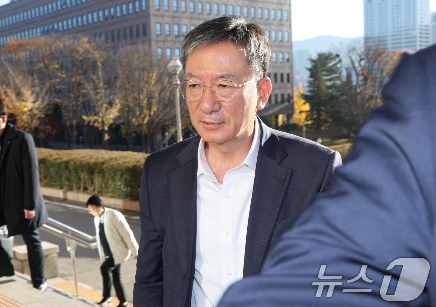 (과천=뉴스1) 김영운 기자 = 정성호 법무부 장관이 14일 오전 경기 과천시 정부과천청사 법무부로 출근을 하고 있다. 2025.11.14/뉴스1