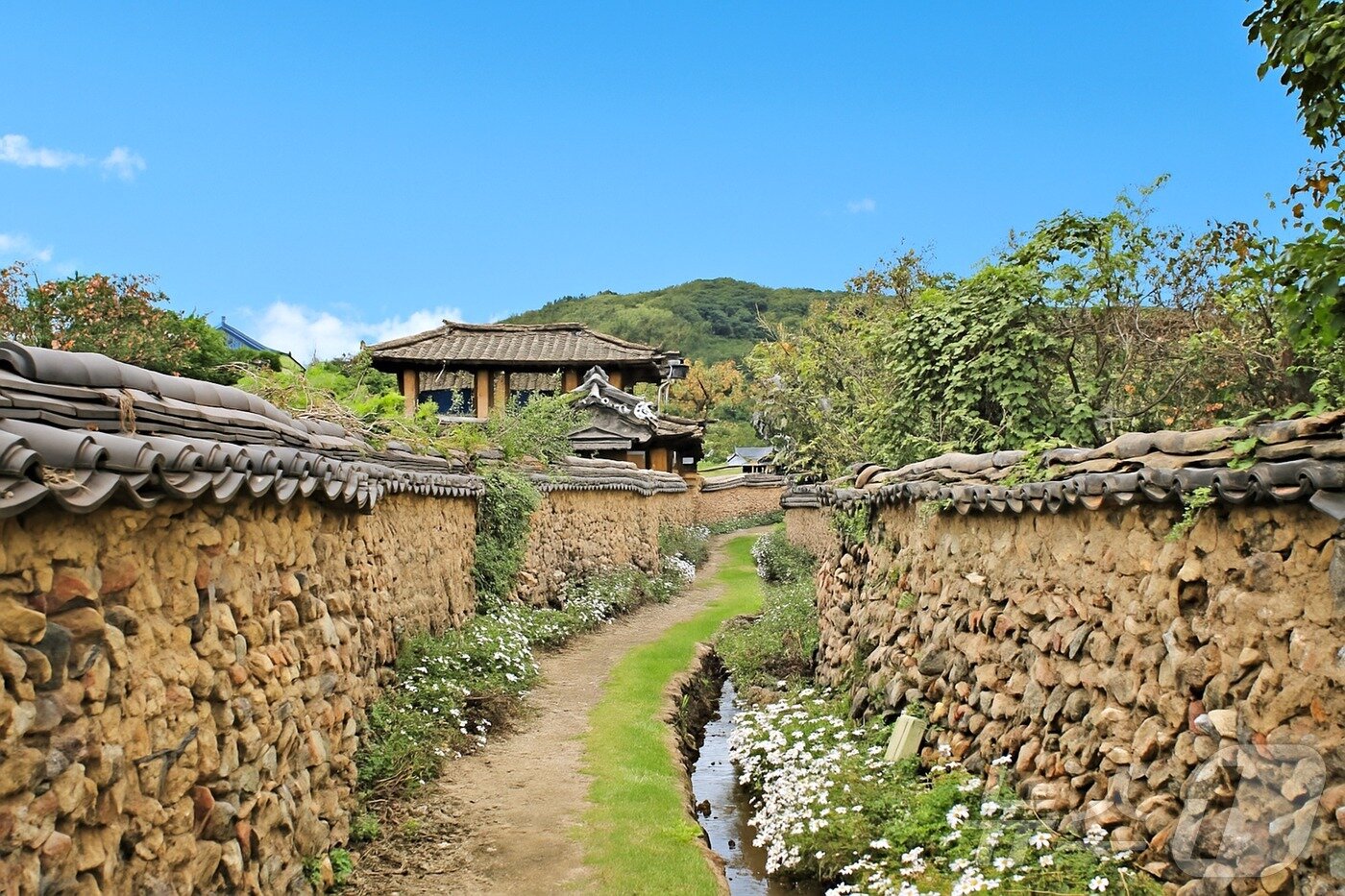 본문 이미지 - 담장 따라 개울이 흐르는 삼지내마을&#40;한국관광공사 제공&#41;