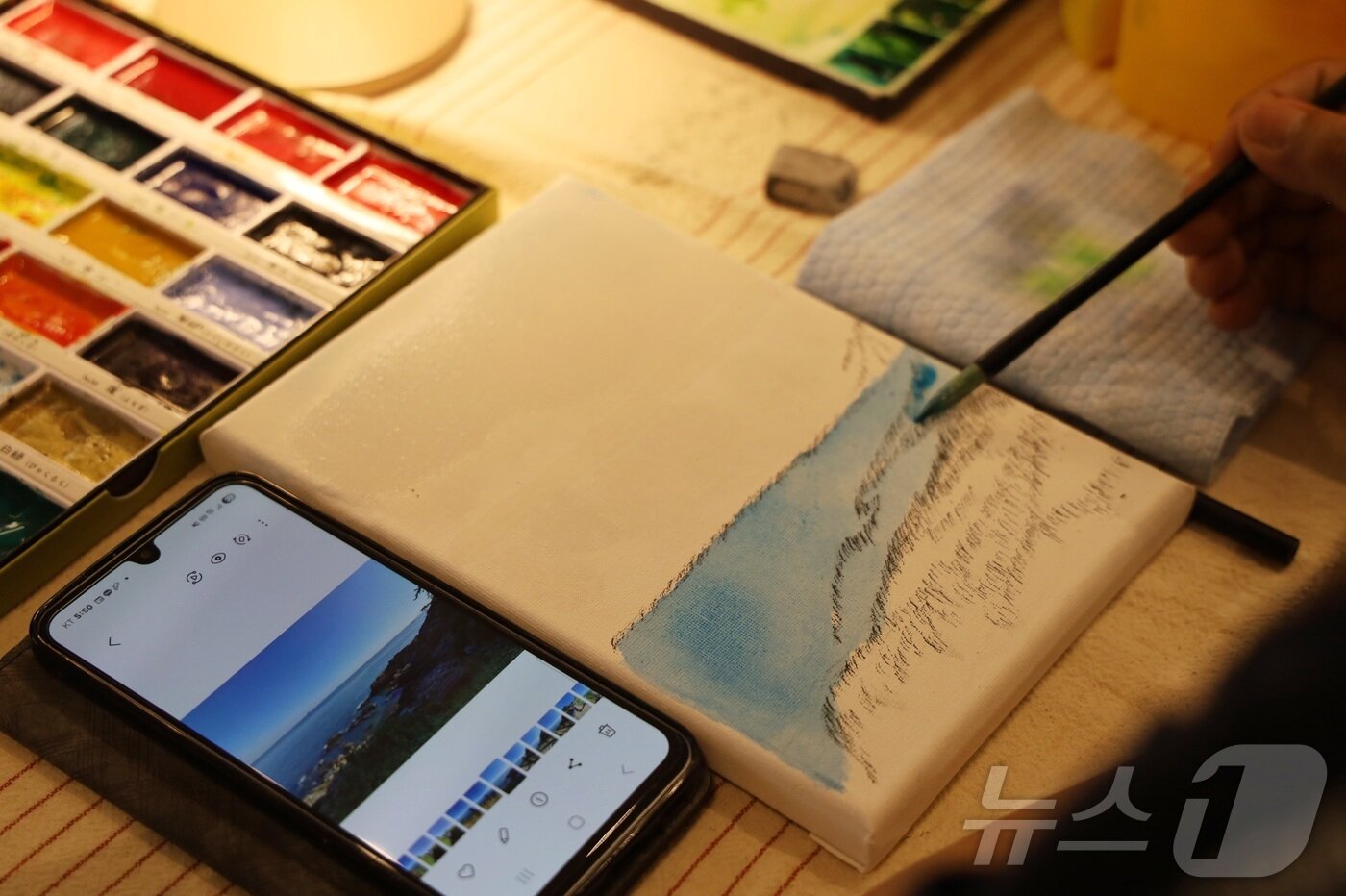 본문 이미지 - 물과 물감을 섞어 구현하는 나만의 작은 세상&#40;한국관광공사 제공&#41; 