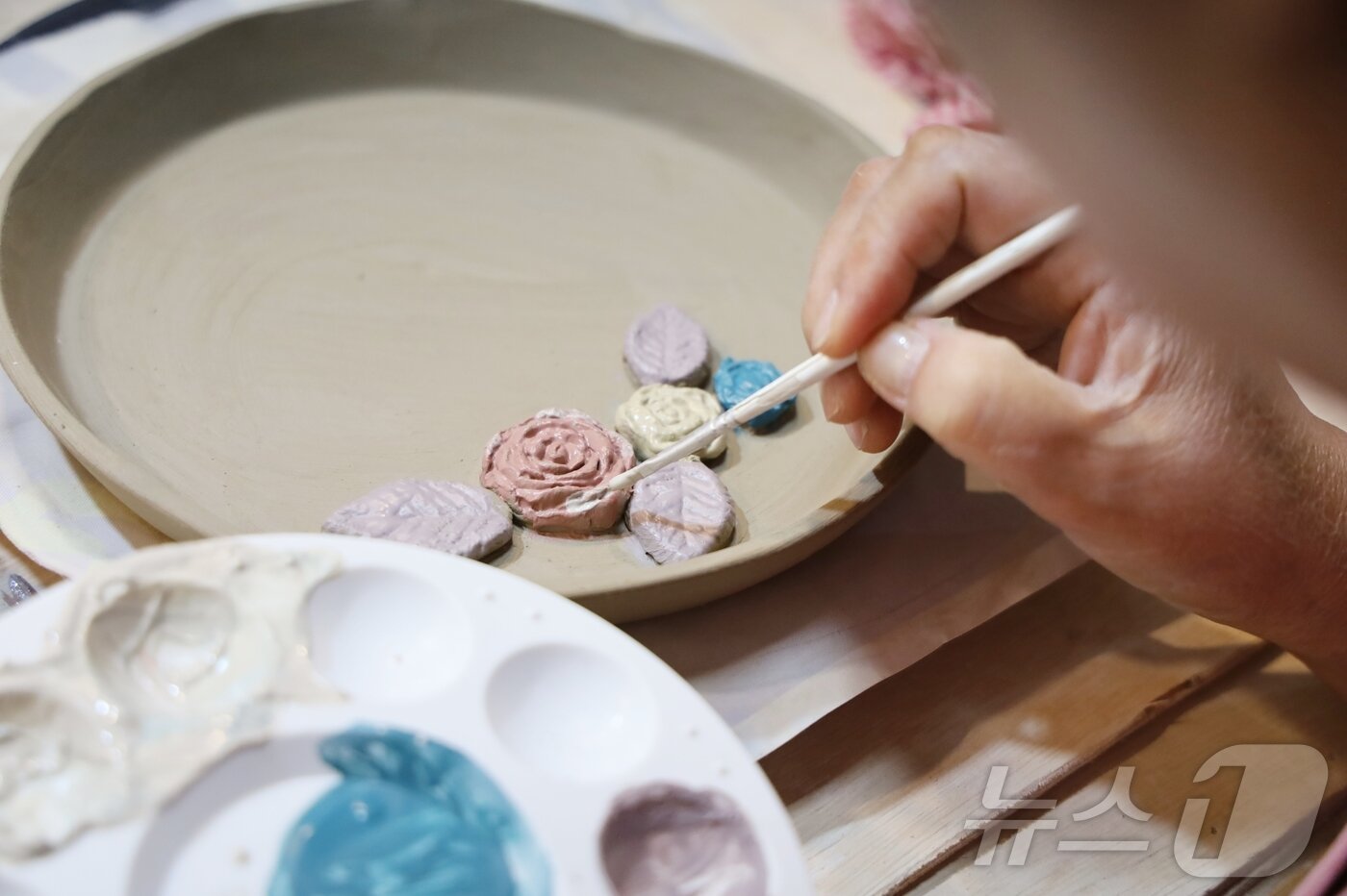 본문 이미지 - 틀을 갖춘 접시 위에 원하는 모양의 장식을 얹고 원하는 색을 칠한다.&#40;한국관광공사 제공&#41; 