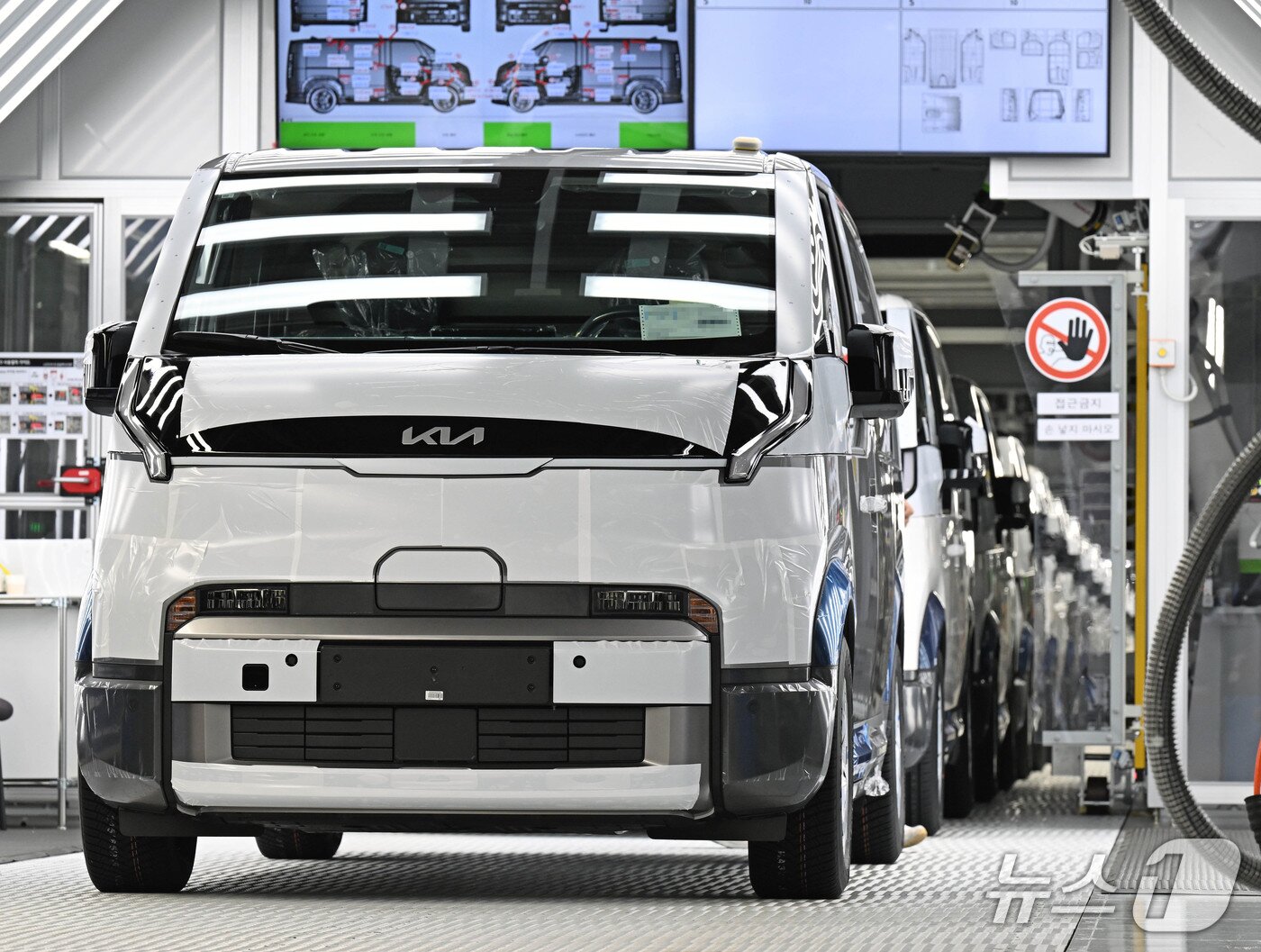 본문 이미지 - 화성 EVO Plant East에서 생산 중인 PV5 &#40;기아 제공&#41; 