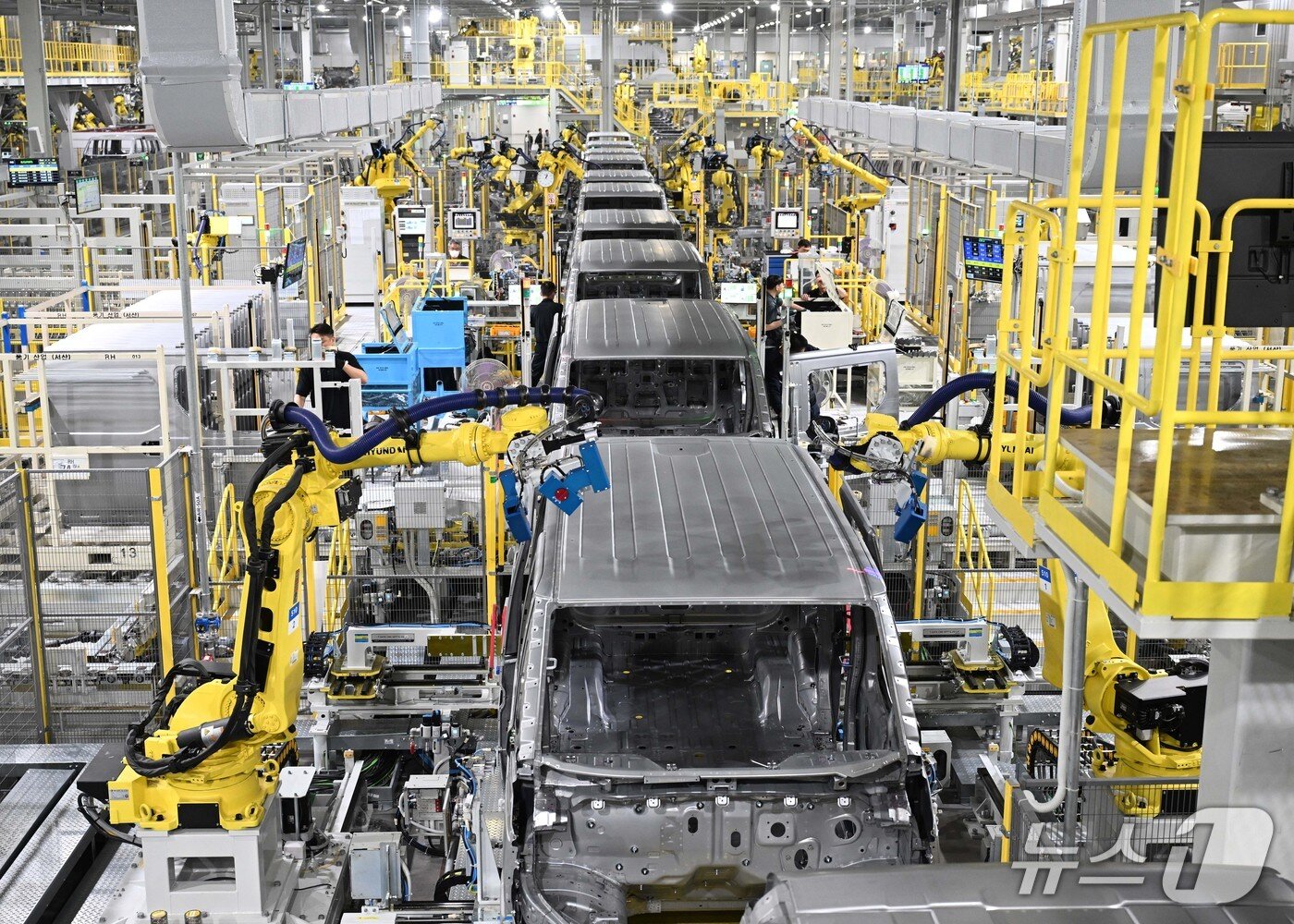 본문 이미지 -  화성 EVO Plant East 차체 용접 생산라인 모습&#40;기아 제공&#41; 