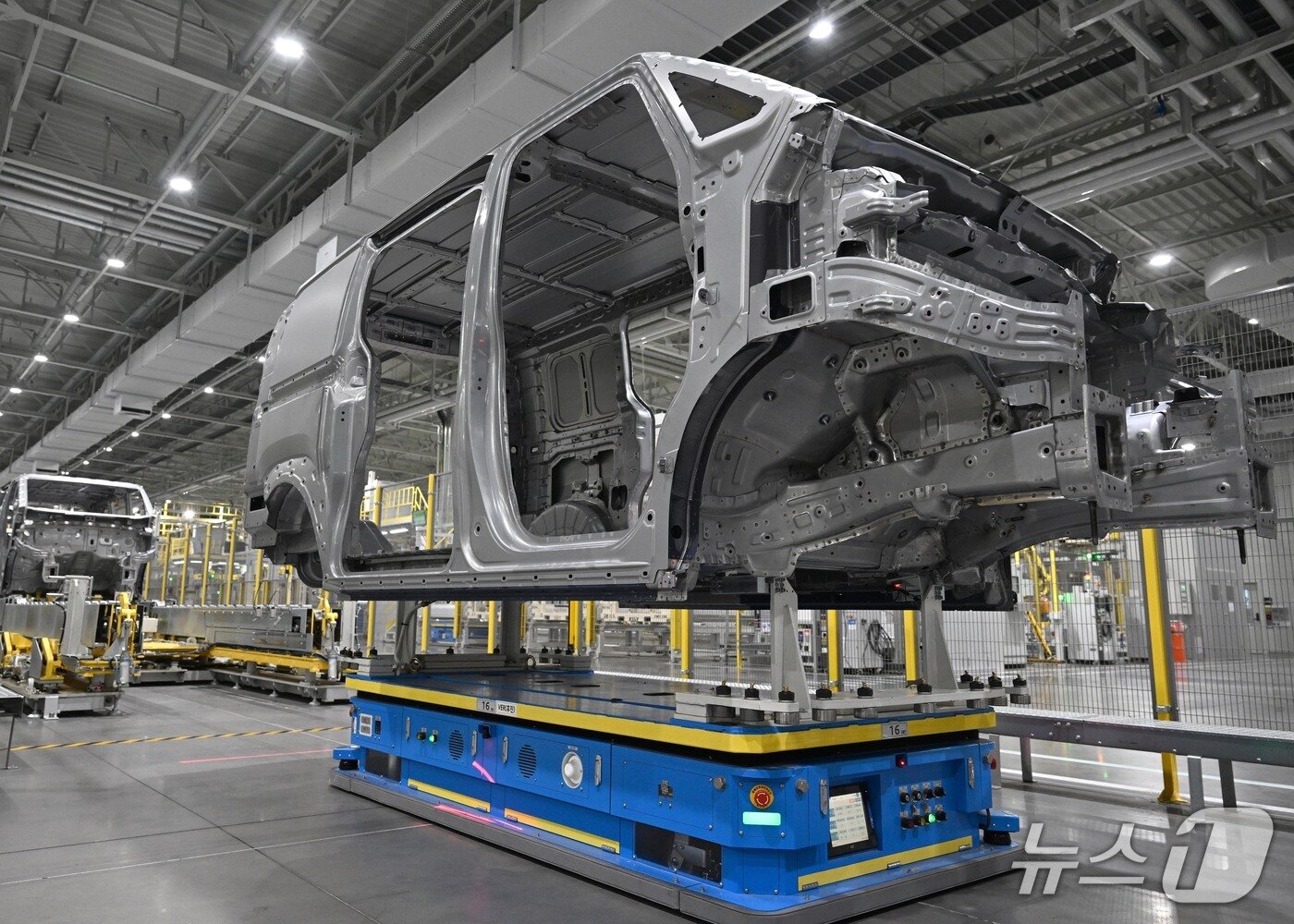본문 이미지 - 무인운반차량&#40;AGV&#41;이 PV5 차체를 운반하는 모습&#40;기아 제공&#41;