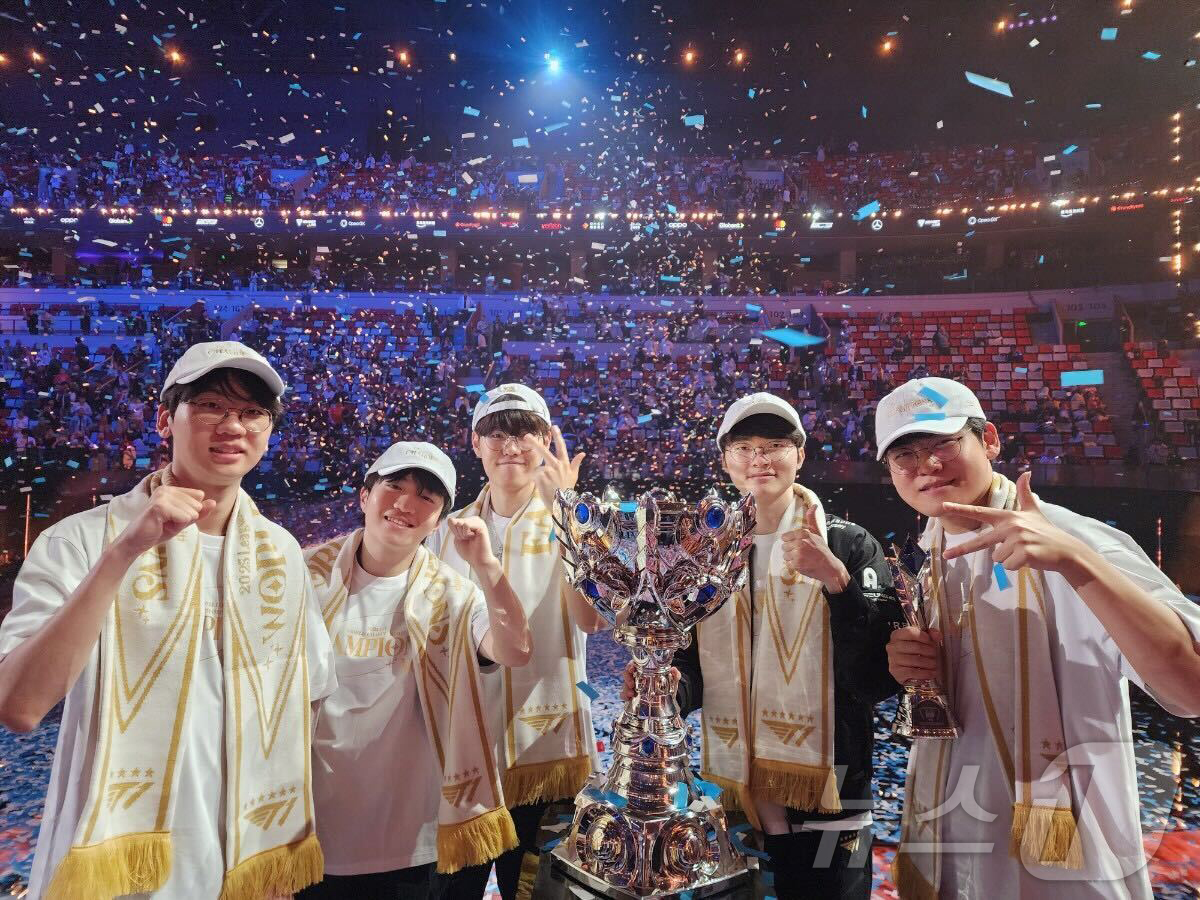 (서울=뉴스1) = SK텔레콤은 대한민국 대표 e스포츠팀 T1의 ‘2025 리그 오브 레전드(LoL) 월드 챔피언십’ 우승을 기념하며, ‘SKT x T1 우승 기념 팬 감사 이벤트 …