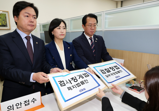 민주 "기득권 검찰의 '선택적 분노'…특권 내려놓고 개혁 받으라"