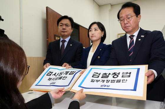 "저항은 반드시 진압"…민주, 檢 반발에 '초강경 모드' 전환