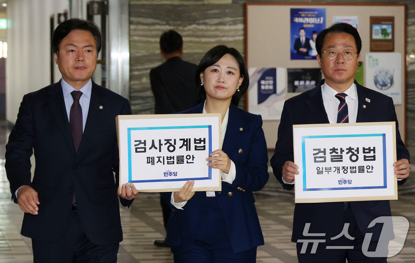 (서울=뉴스1) 이승배 기자 = 김현정, 백승아, 문금주 더불어민주당 의원(왼쪽부터)이 14일 서울 여의도 국회 의안과에 검찰청법•검사징계법개정안을 제출하기 위해 발걸음을 옮기고 …