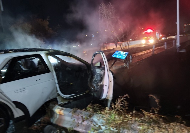 가드레일 들이받은 전기차, 불까지 '활활'…음주운전 50대 입건