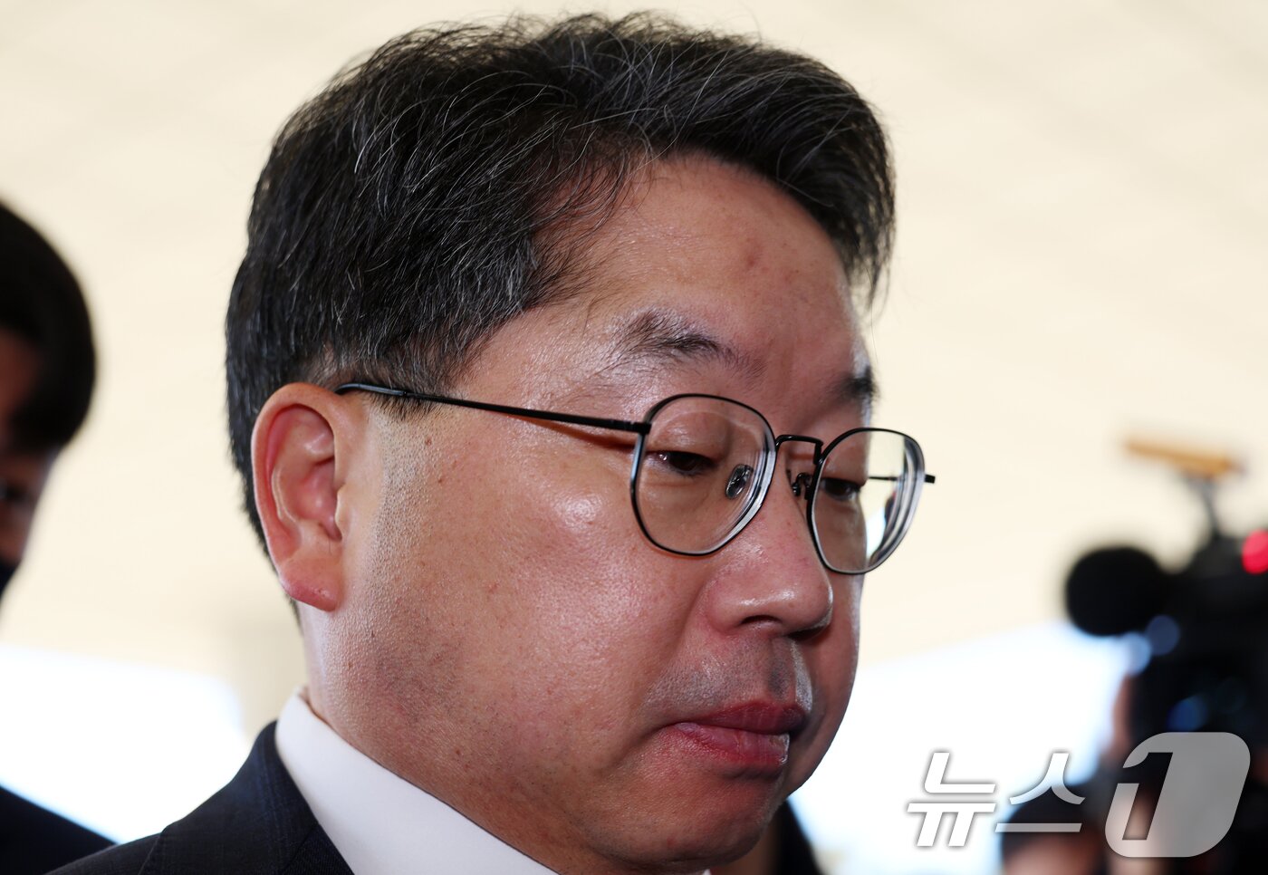 본문 이미지 - 노만석 검찰총장 직무대행이 14일 오전 서울 서초구 대검찰청에서 열릴 퇴임식에 참석하기 위해 출근하고 있다. 2025.11.14/뉴스1 ⓒ News1 김명섭 기자