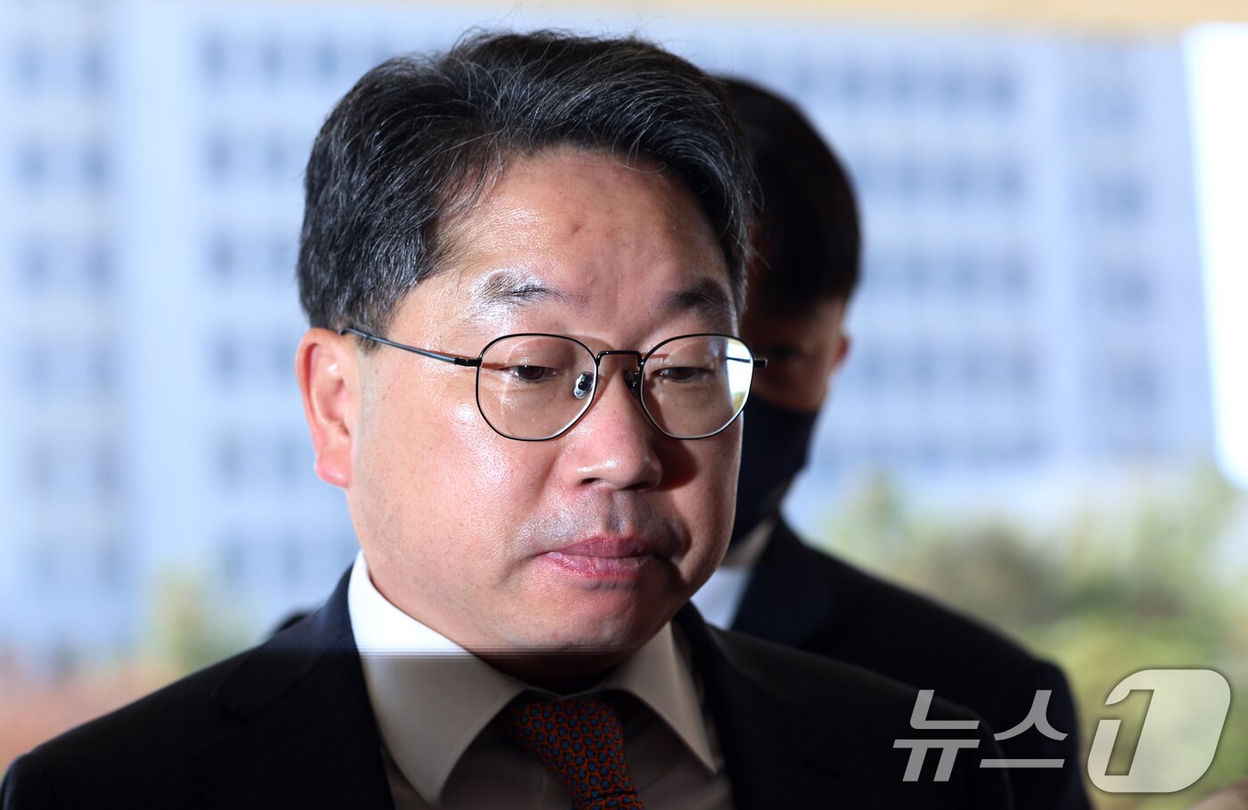 본문 이미지 - 노만석 검찰총장 직무대행이 14일 오전 서울 서초구 대검찰청에서 열릴 퇴임식에 참석하기 위해 출근하고 있다. 2025.11.14/뉴스1 ⓒ News1 김명섭 기자