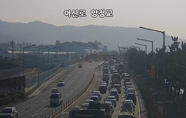 울산 아산로서 화단 들이받은 덤프트럭 전도…출근길 정체