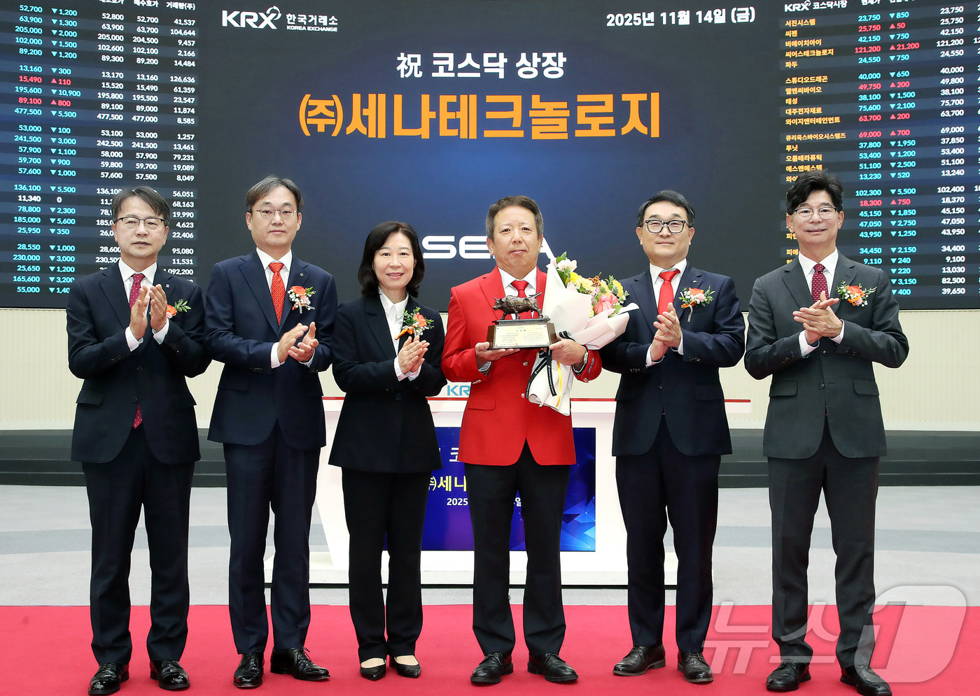 (서울=뉴스1) = 한국거래소 코스닥시장본부는 14일 오전 서울 영등포구 한국거래소에서 메시통신장비 및 스마트헬멧 제조기업인 (주)세나테크놀로지의 코스닥시장 상장기념식을 개최했다. …