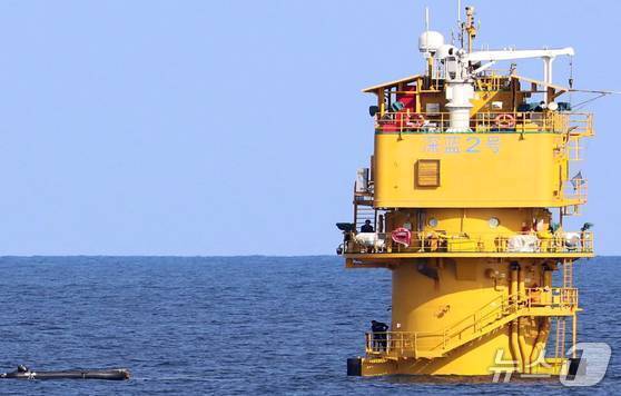 본문 이미지 - 서해 한중 잠정조치수역 내 중국이 심해 양식장이라고 주장하는 &#39;선란 2호&#39; 모습으로 중국 측 관리 인원이 보인다.&#40;이병진 의원실 제공&#41;