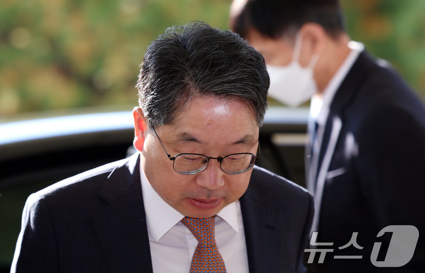 본문 이미지 - 노만석 검찰총장 직무대행이 14일 오전 서울 서초구 대검찰청에서 열릴 퇴임식에 참석하기 위해 출근하고 있다. 2025.11.14/뉴스1 ⓒ News1 김명섭 기자