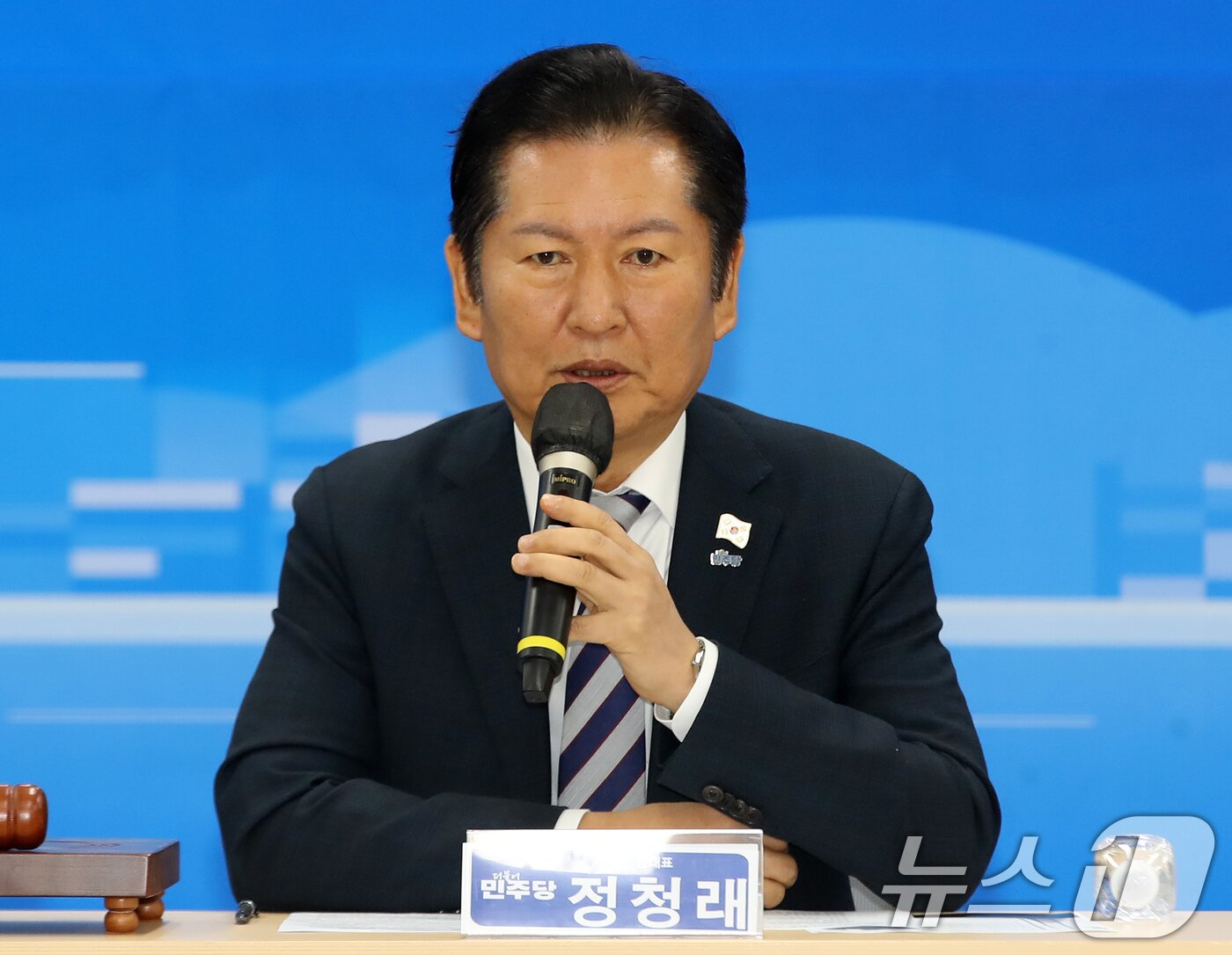 본문 이미지 - 정청래 더불어민주당 대표가 14일 오전 부산 동구 더불어민주당 부산시당 대회의실에서 열린 현장 최고위원회의에서 모두발언을 하고 있다. 2025.11.14/뉴스1 ⓒ News1 윤일지 기자