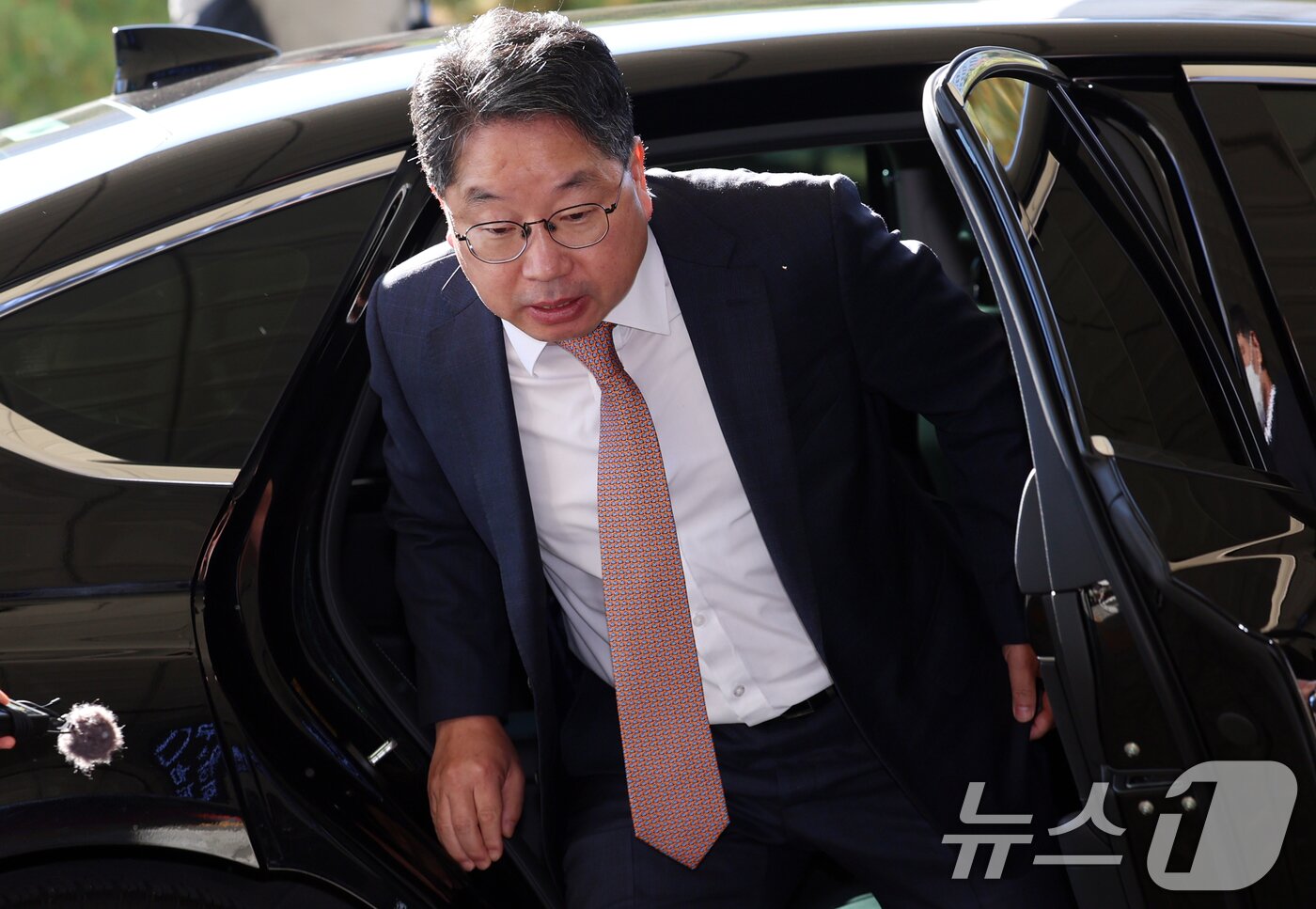 본문 이미지 - 노만석 검찰총장 직무대행이 14일 오전 서울 서초구 대검찰청에서 열릴 퇴임식에 참석하기 위해 출근하고 있다. 2025.11.14/뉴스1 ⓒ News1 김명섭 기자