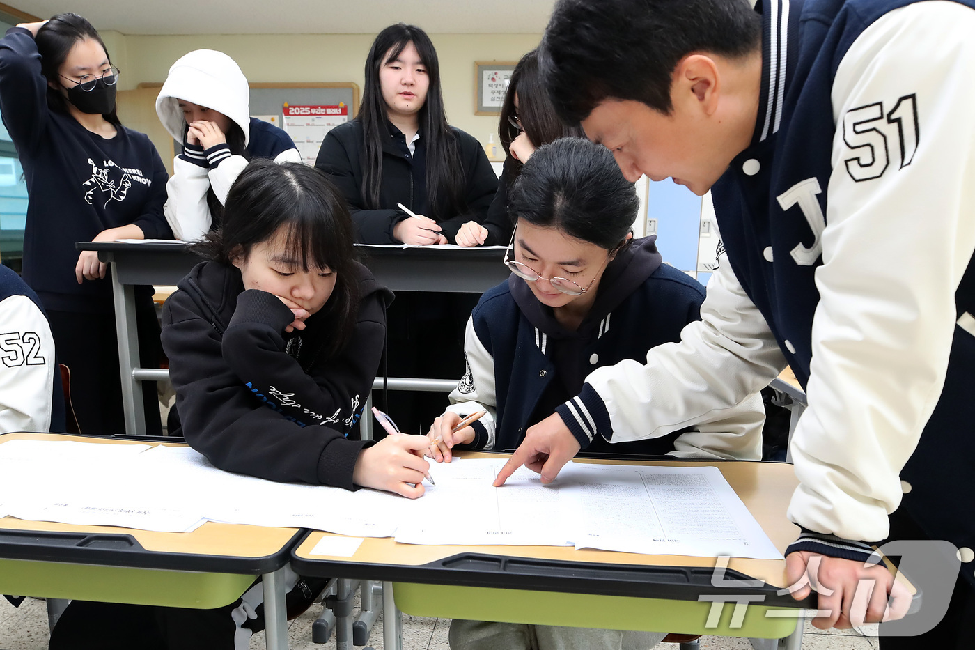 (대구=뉴스1) 공정식 기자 = 14일 오전 대구 수성구 정화여고에서 고3 수험생들이 담임교사와 함께 전날 치른 2026학년도 대학수학능력시험(수능) 가채점을 하고 있다. 2025 …