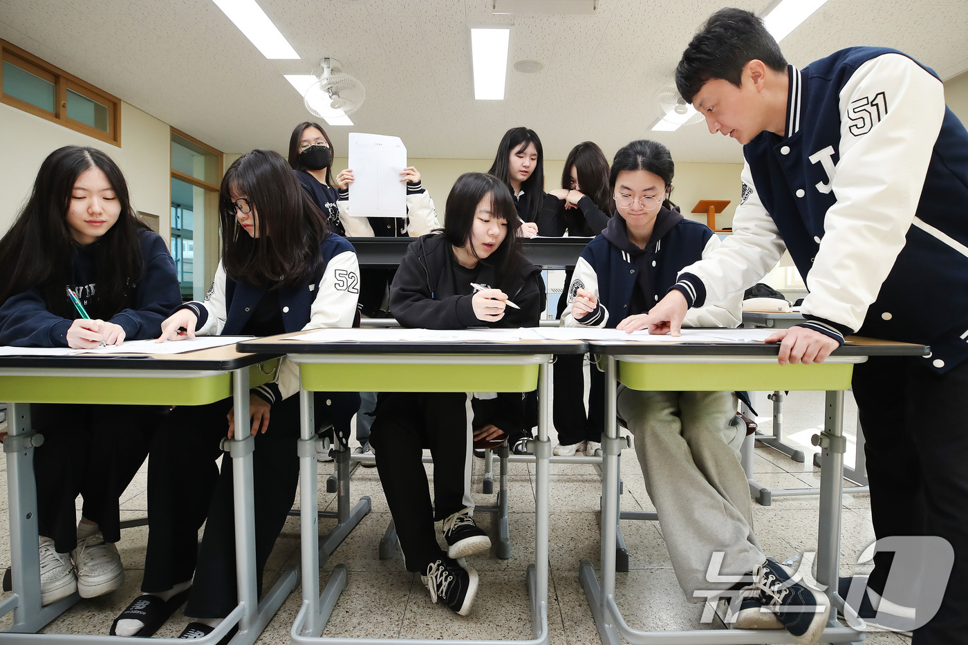 (대구=뉴스1) 공정식 기자 = 14일 오전 대구 수성구 정화여고에서 고3 수험생들이 담임교사와 함께 전날 치른 2026학년도 대학수학능력시험(수능) 가채점을 하고 있다. 2025 …