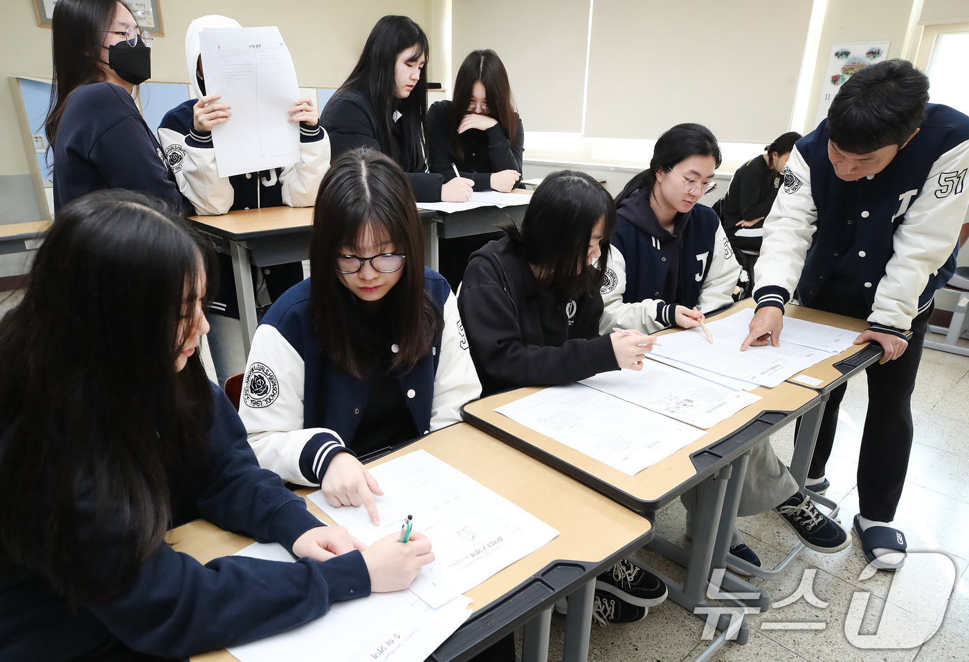 (대구=뉴스1) 공정식 기자 = 14일 오전 대구 수성구 정화여고에서 고3 수험생들이 담임교사와 함께 전날 치른 2026학년도 대학수학능력시험(수능) 가채점을 하고 있다. 2025 …