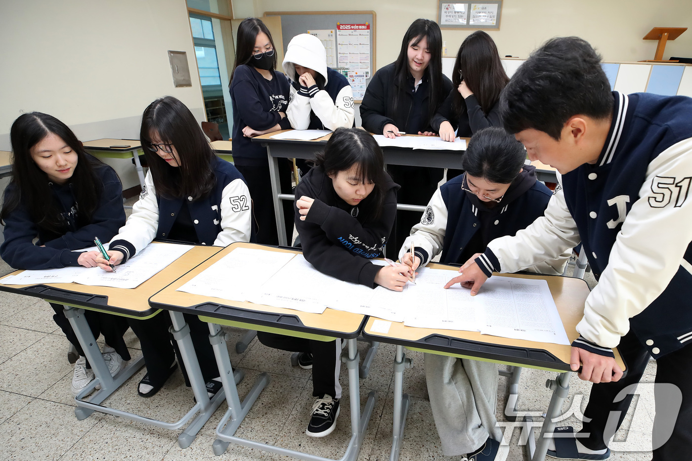 (대구=뉴스1) 공정식 기자 = 14일 오전 대구 수성구 정화여고에서 고3 수험생들이 담임교사와 함께 전날 치른 2026학년도 대학수학능력시험(수능) 가채점을 하고 있다. 2025 …