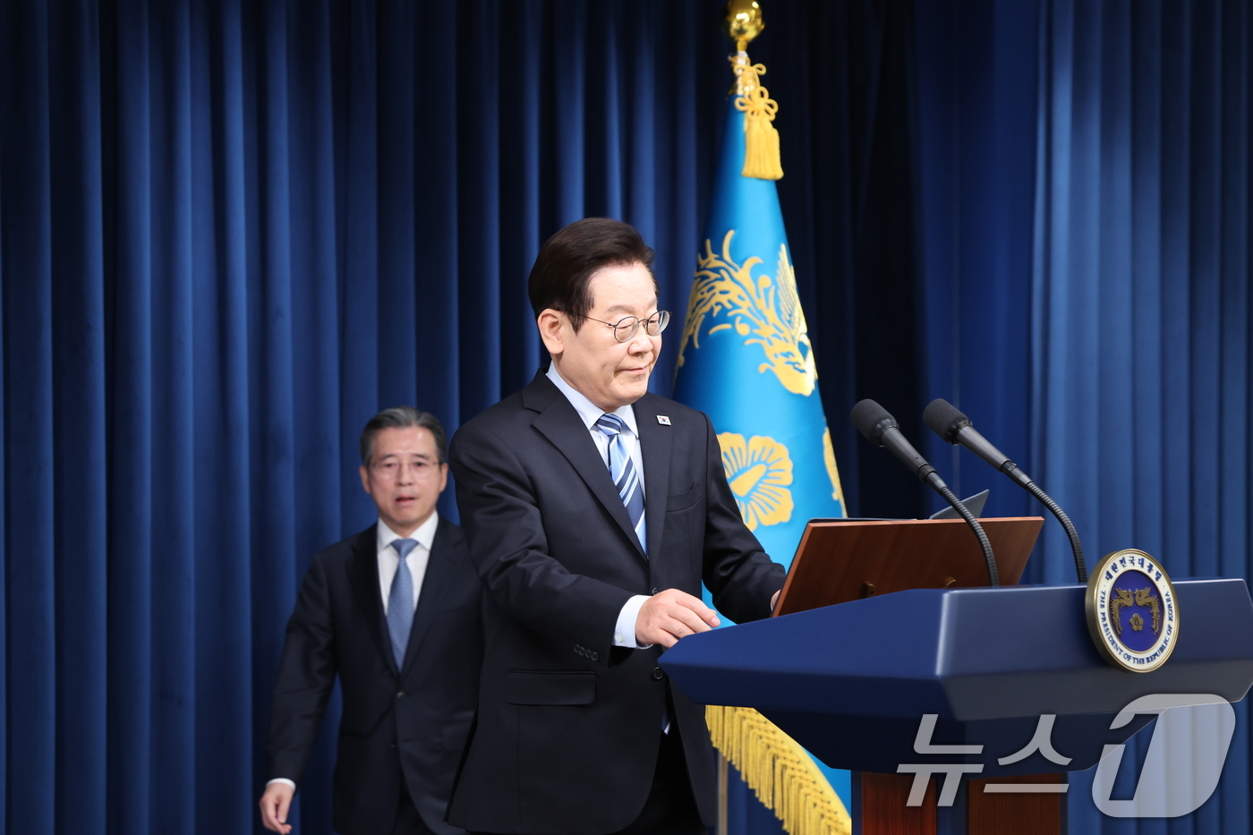 (서울=뉴스1) 허경 기자 = 이재명 대통령이 14일 서울 용산 대통령실 청사에서 한·미 팩트시트 타결 관련 발표를 준비하고 있다. 2025.11.14/뉴스1