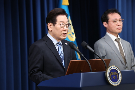 李대통령 긍정평가, 4%p 떨어진 59%…부정평가 이유에 '대장동' 포함 [갤럽]