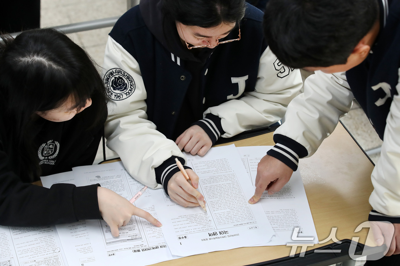 (대구=뉴스1) 공정식 기자 = 14일 오전 대구 수성구 정화여고에서 고3 수험생들이 담임교사와 함께 전날 치른 2026학년도 대학수학능력시험(수능) 가채점을 하고 있다. 2025 …