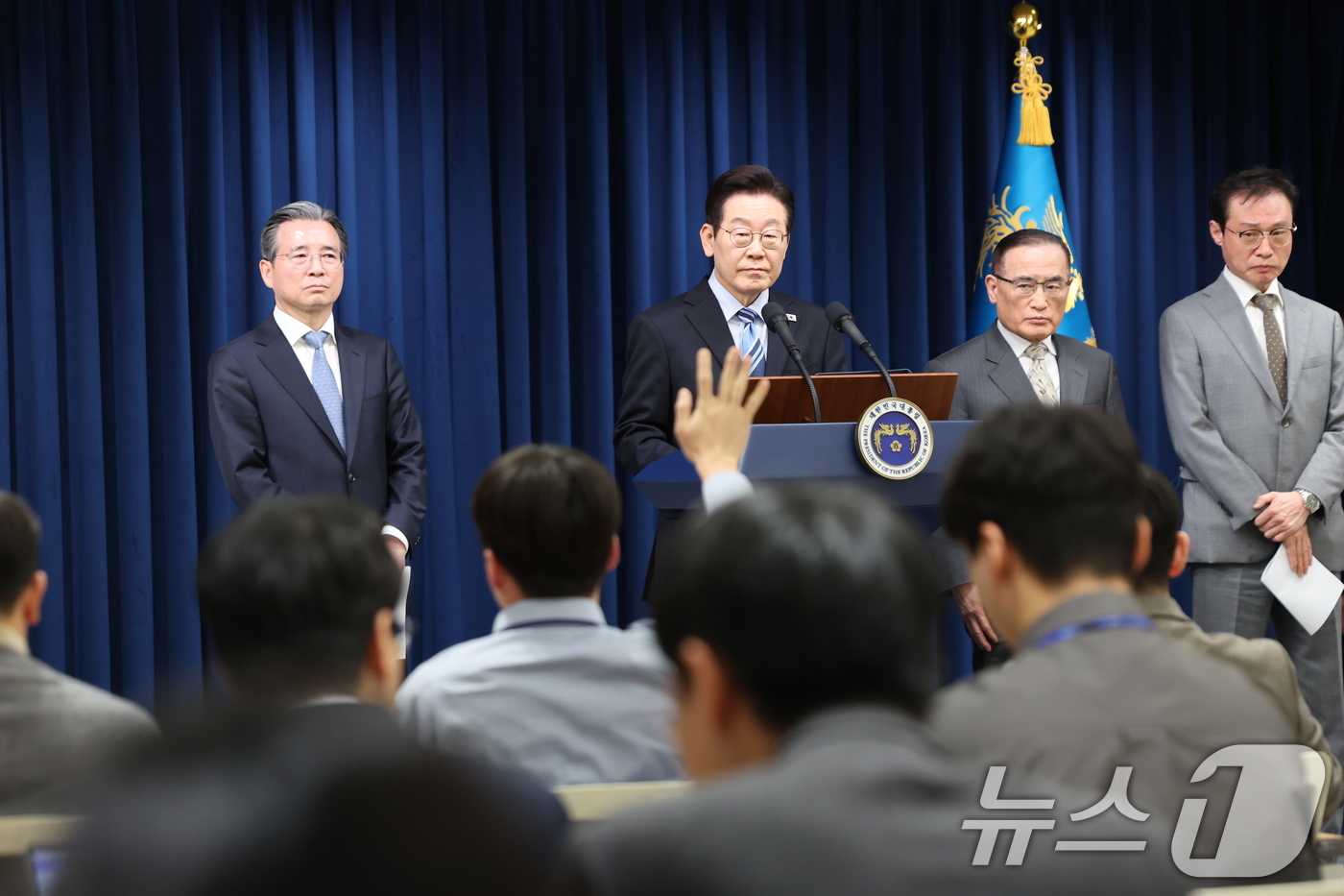 (서울=뉴스1) 허경 기자 = 이재명 대통령이 14일 서울 용산 대통령실 청사에서 한·미 팩트시트 타결 관련 발표 후 질문을 받고 있다. 2025.11.14/뉴스1