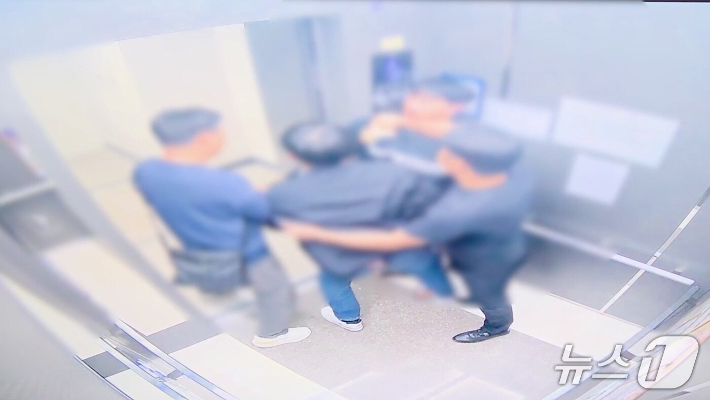 본문 이미지 - 총책 검거 장면.&#40;경기남부경찰청 제공&#41;