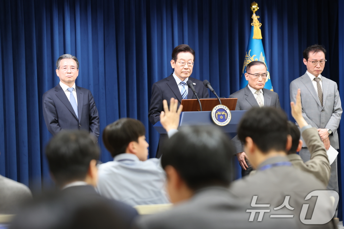 (서울=뉴스1) 허경 기자 = 이재명 대통령이 14일 서울 용산 대통령실 청사에서 한·미 팩트시트 타결 관련 발표 후 질문을 받고 있다. 2025.11.14/뉴스1 2025.11. …