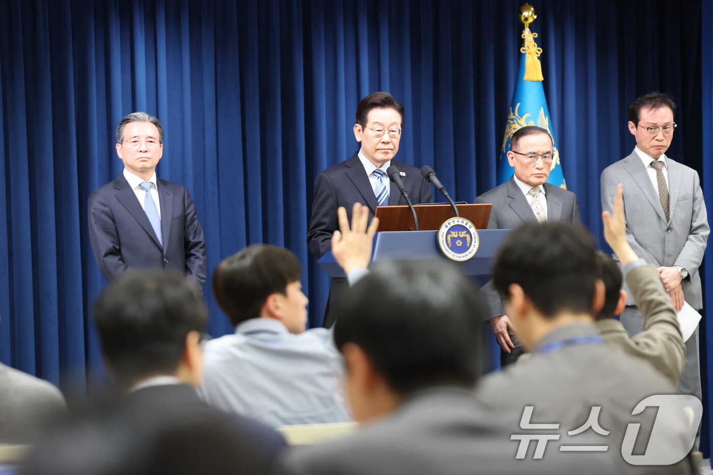 본문 이미지 - 이재명 대통령이 14일 서울 용산 대통령실 청사에서 한·미 팩트시트 타결 관련 발표 후 질문을 받고 있다. 2025.11.14/뉴스1 2025.11.14/뉴스1 ⓒ News1 허경 기자