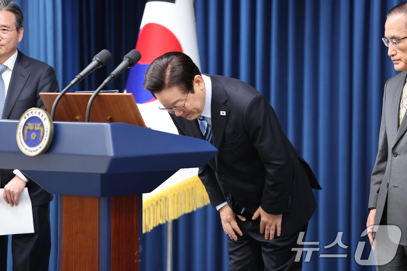 본문 이미지 - 이재명 대통령이 14일 서울 용산 대통령실 청사에서 한·미 팩트시트 타결 관련 발표한 뒤 인사하고 있다. 2025.11.14/뉴스1 ⓒ News1 허경 기자