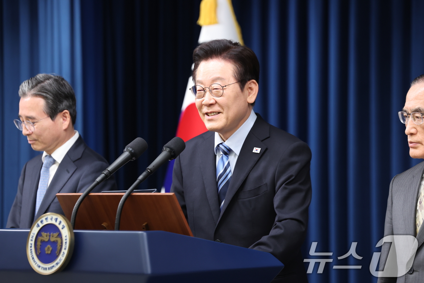 (서울=뉴스1) 허경 기자 = 이재명 대통령이 14일 서울 용산 대통령실 청사에서 한·미 팩트시트 타결 관련 발표 후 질문에 답하고 있다. 2025.11.14/뉴스1 2025.11 …