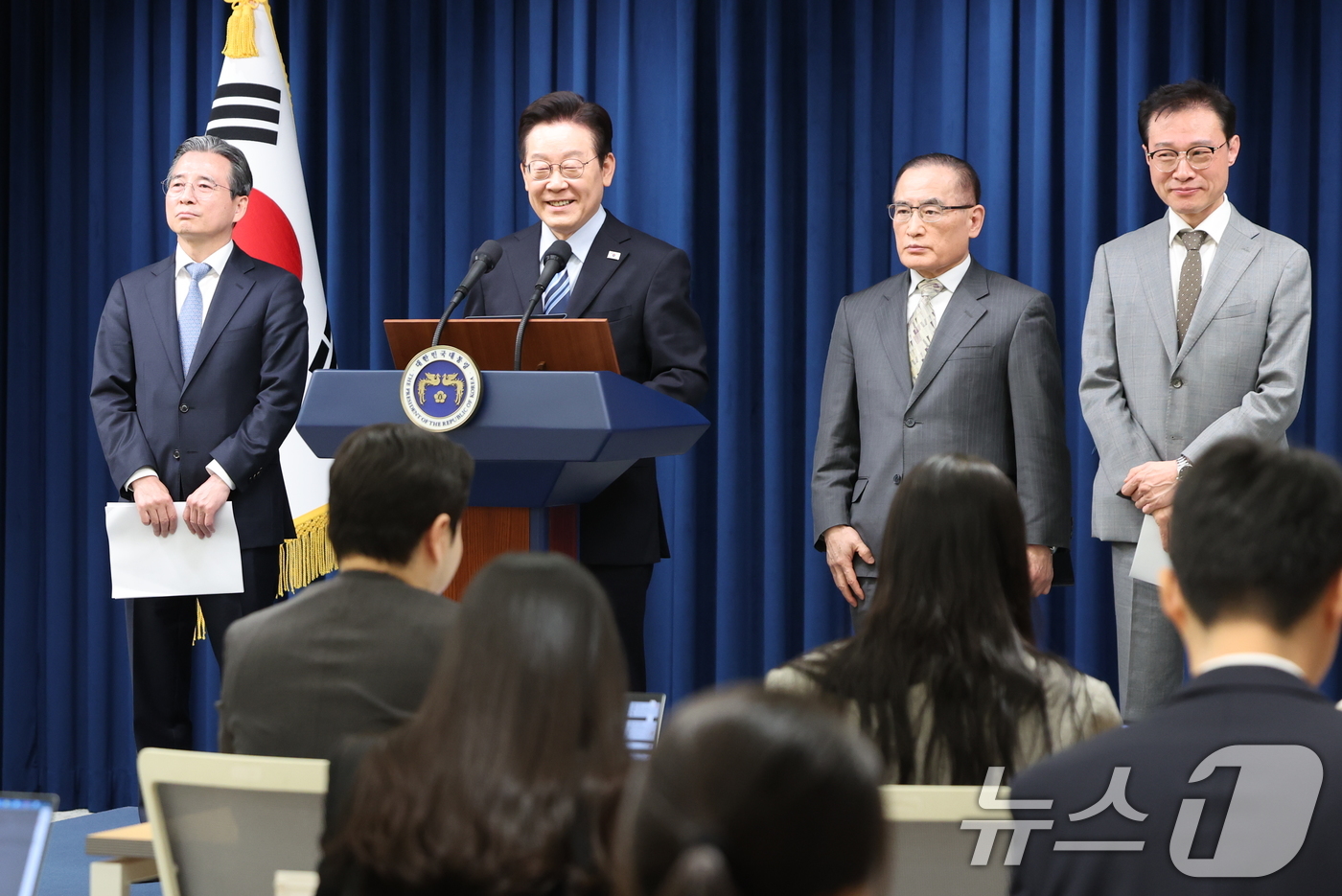 (서울=뉴스1) 허경 기자 = 이재명 대통령이 14일 서울 용산 대통령실 청사에서 한·미 팩트시트 타결 관련 발표를 하고 있다. 2025.11.14/뉴스1