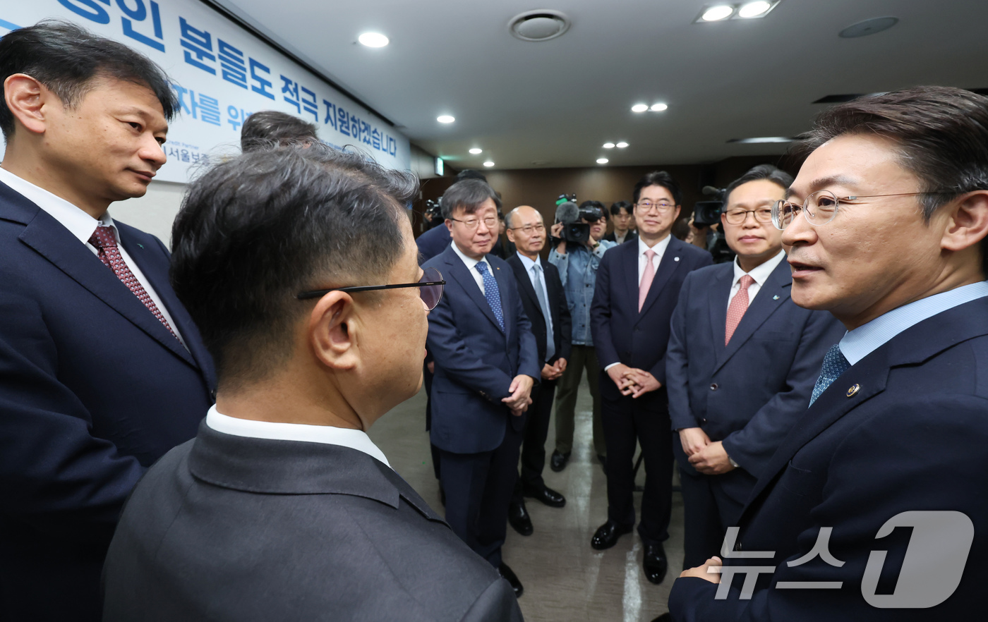 (서울=뉴스1) 장수영 기자 = 권대영 금융위원회 부위원장이 14일 오전 서울 중구 신용회복위원회에서 열린 '채무조정 이행자를 위한 특례대출 새도약론 협약식'을 마친 뒤 시중 은행 …