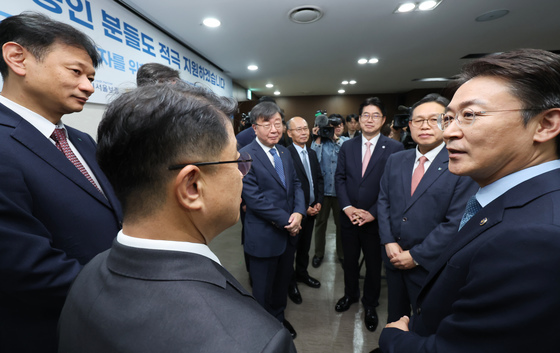 시중은행 부행장들과 대화나누는 권대영 금융위 부위원장