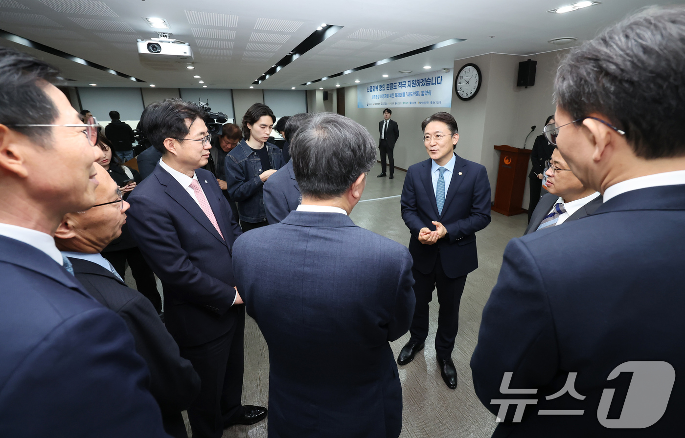 (서울=뉴스1) 장수영 기자 = 권대영 금융위원회 부위원장이 14일 오전 서울 중구 신용회복위원회에서 열린 '채무조정 이행자를 위한 특례대출 새도약론 협약식'을 마친 뒤 시중 은행 …