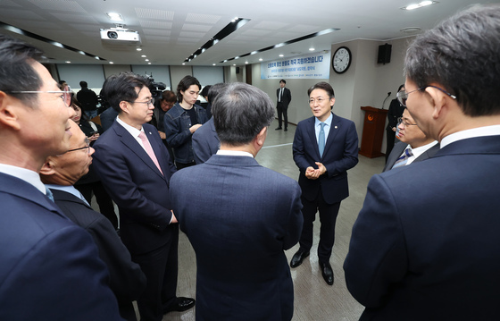 새도약론 업무협약 마친 뒤 은행 부행장들과 대화나누는 권대영 금융위 부위원장